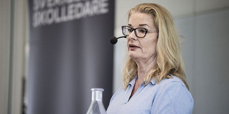 Lotta Edholm på scen under Sveriges Skolledares kongress foto Johanna Säll